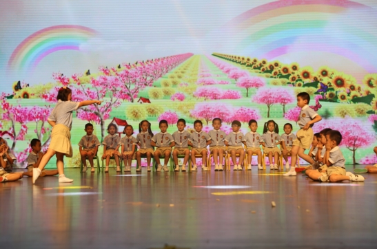 京华网报道：东方金子塔优质学前教育受关注 毕业汇演让孩子圆梦启航