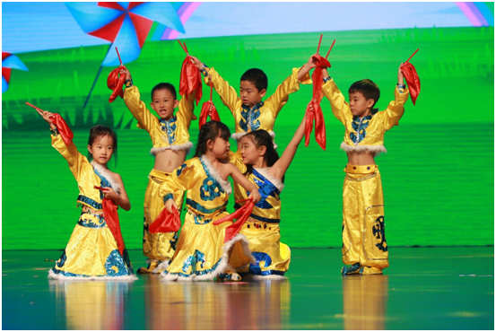 中国网报道：东方金子塔：千名学前班萌娃献礼“难忘”毕业典礼