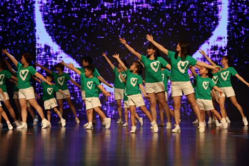 凤凰网报道：京城最隆重的毕业典礼盛大举办