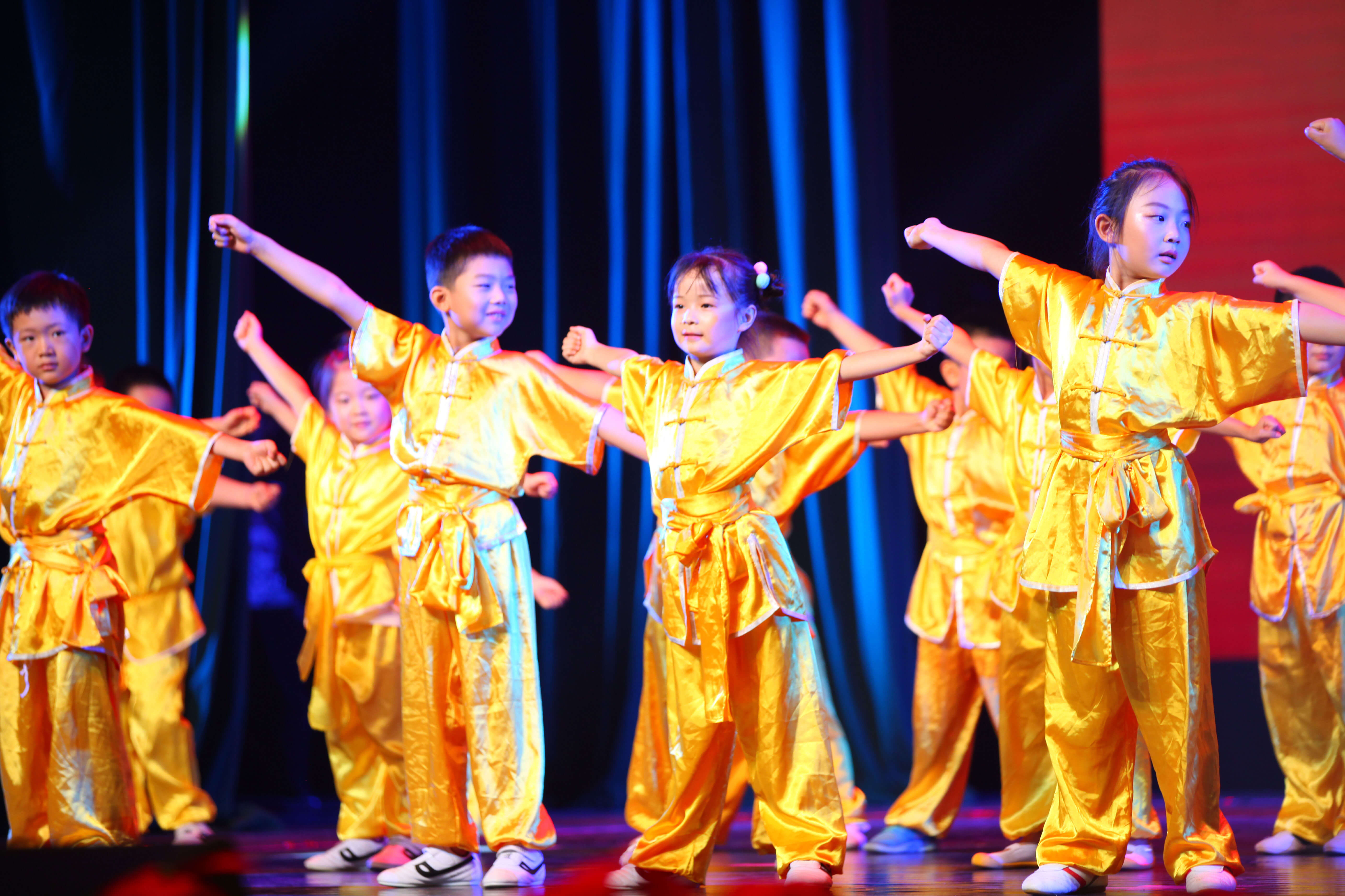 【腾讯网】6岁萌娃毕业表演震撼全场 东方金子塔优质教育赢喝彩